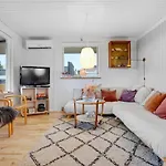 Vakantiehuis Stunning In With Kitchen Rønde